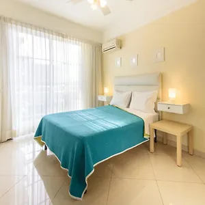 Shakey Apartahotel